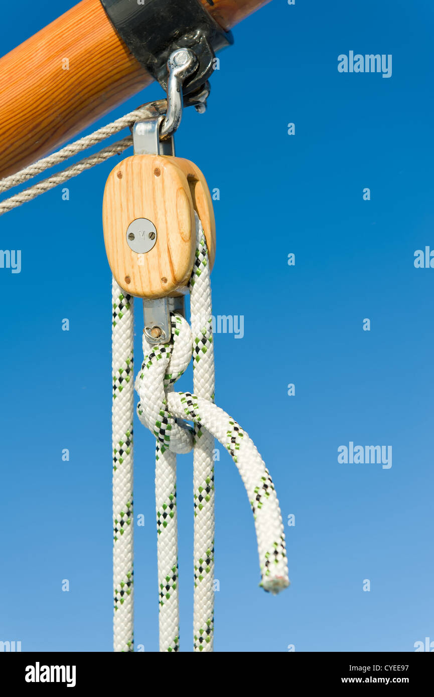 Hölzernen Riemenscheiben mit Seilen, blauen Himmel im Hintergrund. Stockfoto