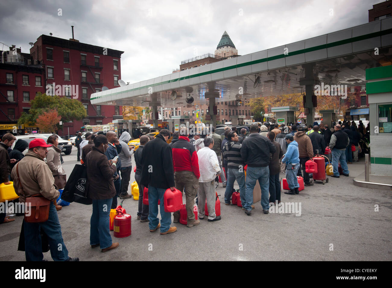 Menschen richten, Benzin an einer Tankstelle Hess in der Clinton-Nachbarschaft von Manhattan in New York kaufen Stockfoto