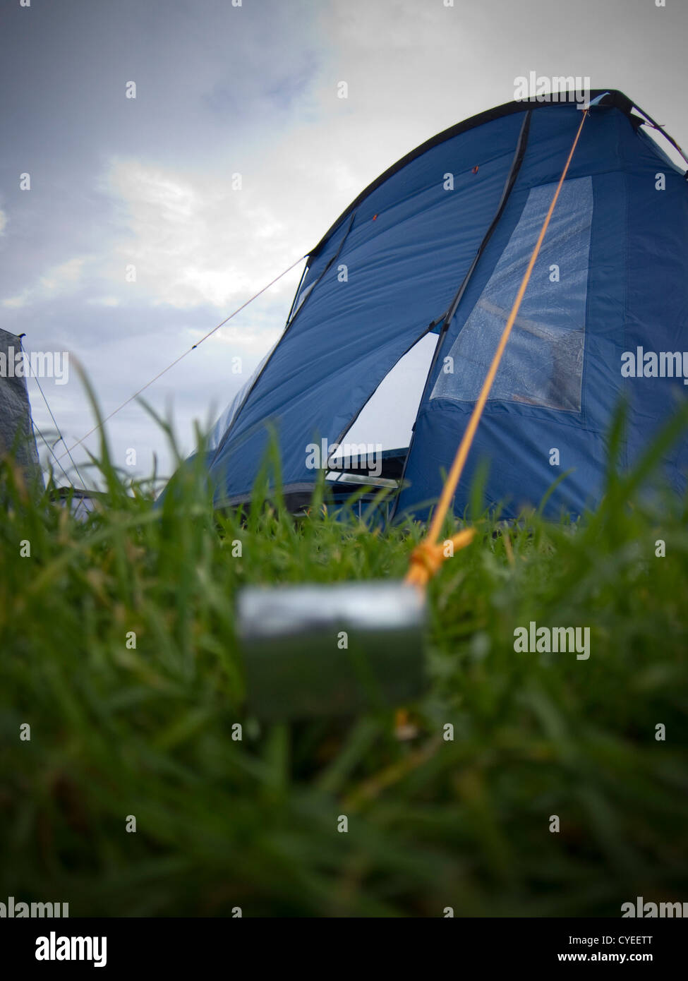 Camping bei Regenwetter im UK Sennen Cove, Lands End, Cornwall, Vereinigtes Königreich Stockfoto