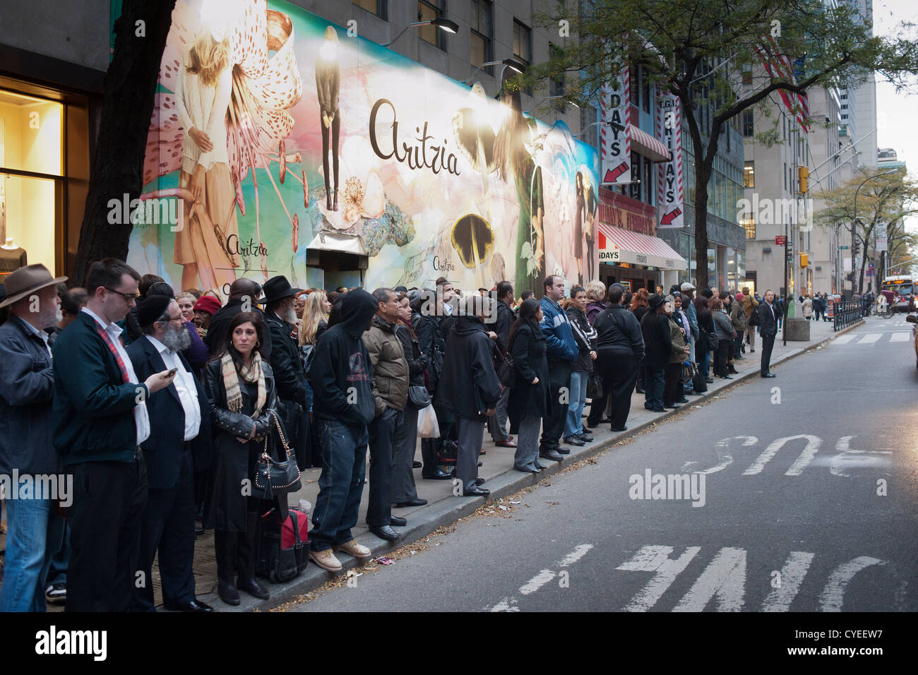 Pendler in New York kämpfen mit überfüllten Bussen, Verkehr und lange Linien auf ihrer Reise nach Hause Stockfoto