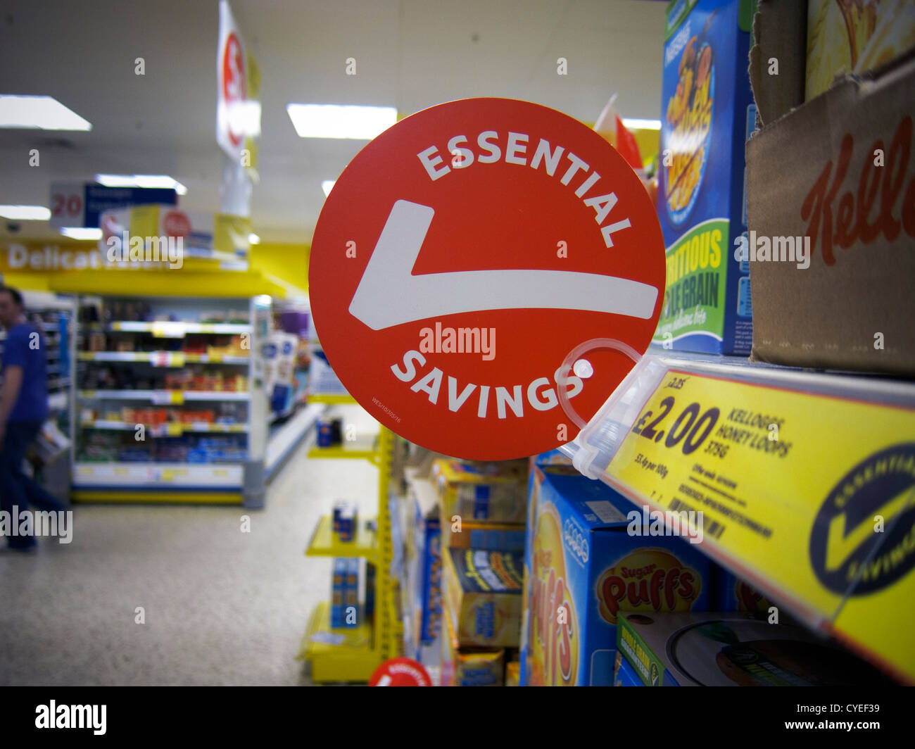 Zeichen/Beschilderung in einem Supermarkt-Geschäft in Großbritannien.  "Wesentliche Einsparungen" Sonderangebot Zeichen. Stockfoto