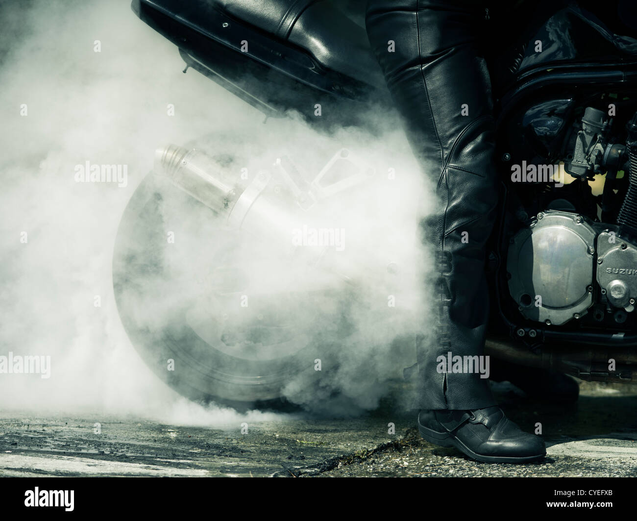 Motorrad Rauchen Hinterreifen Burnout. Stockfoto