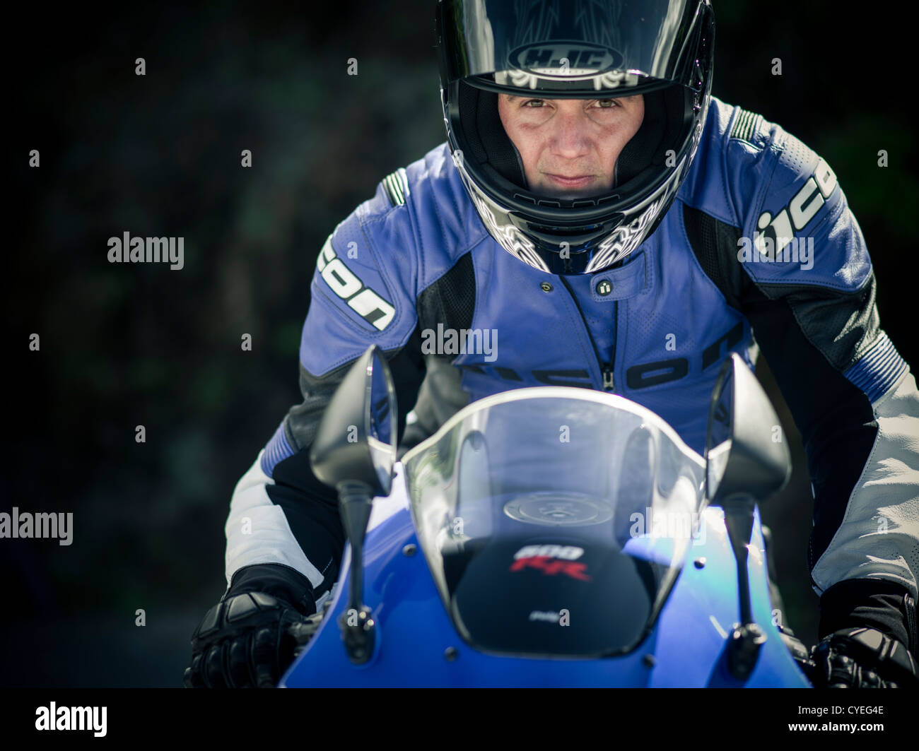 Mann auf dem Motorrad in voller Sicherheit Schutzausrüstung. Lederjacke, Helm, Handschuhe auf eine Honda CBR600RR Sportmotorrad. Stockfoto