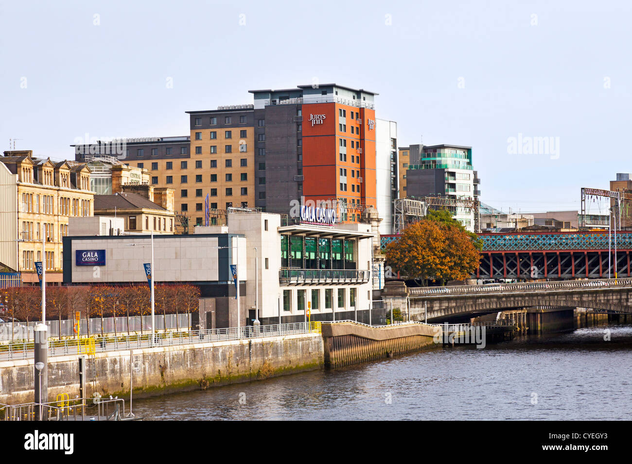 Gala Riverboat Casino, River Clyde, der Jury Inn, Broomielaw, zweite Caledoinian Eisenbahnbrücke, Schottland, Glasgow, Victoria Bridge Stockfoto