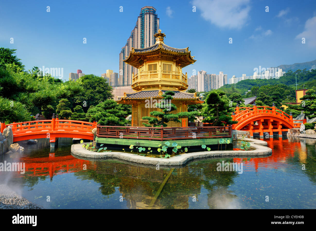 Goldener Pavillon der Vollkommenheit in Nan Lian Garden, Hong Kong, China. Stockfoto