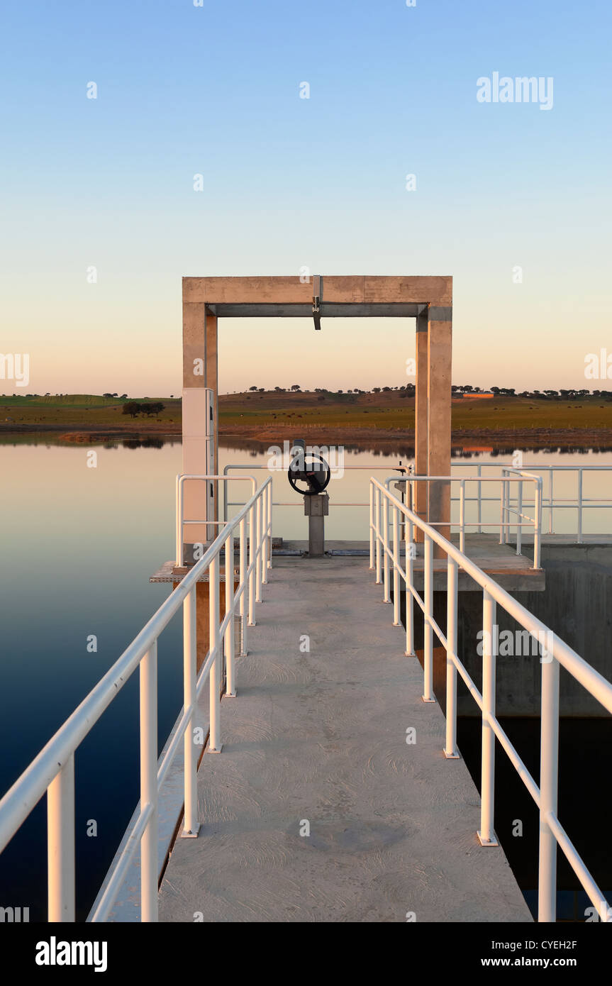 Outlet-Turm in einem kleinen Bewässerung Damm, Teil des Alqueva Bewässerung planen, Alentejo, Portugal Stockfoto