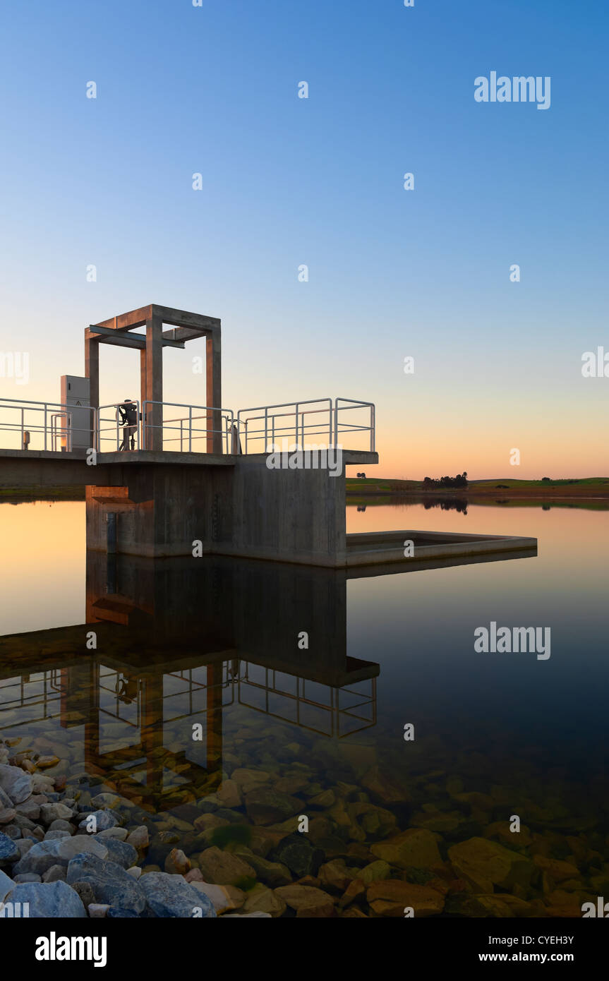 Outlet-Turm in einem kleinen Bewässerung Damm, Teil des Alqueva Bewässerung planen, Alentejo, Portugal Stockfoto