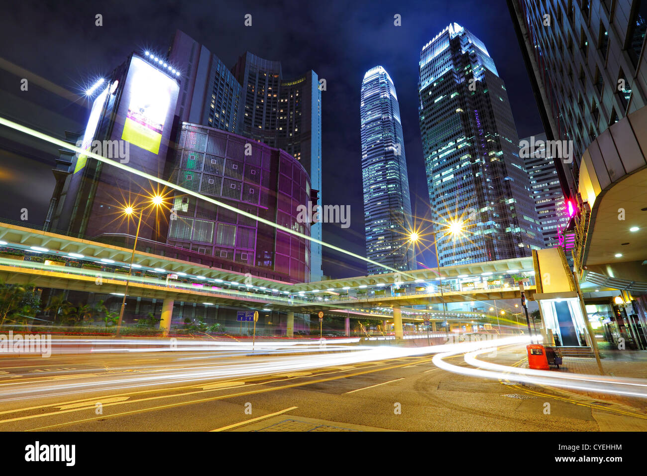 Lichtspuren in Mega-City bei Nacht Stockfoto
