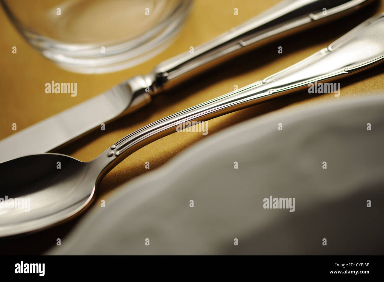 Elegante Nahaufnahme von einem Tisch im Restaurant, mit einem weichen Licht Stockfoto