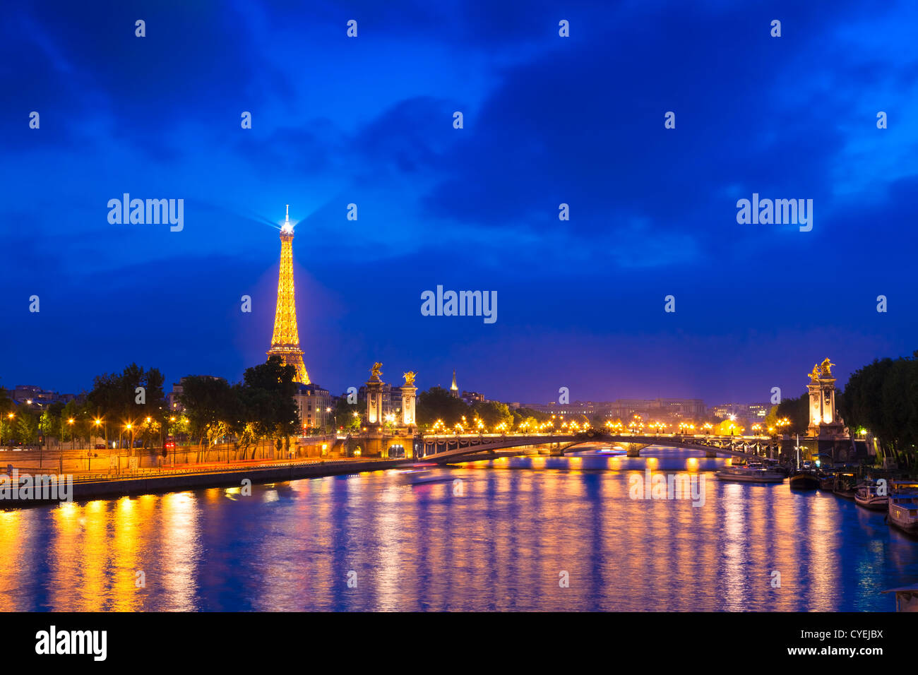 Der Fluss Seine und den Eiffelturm in Paris am Abend. Stockfoto
