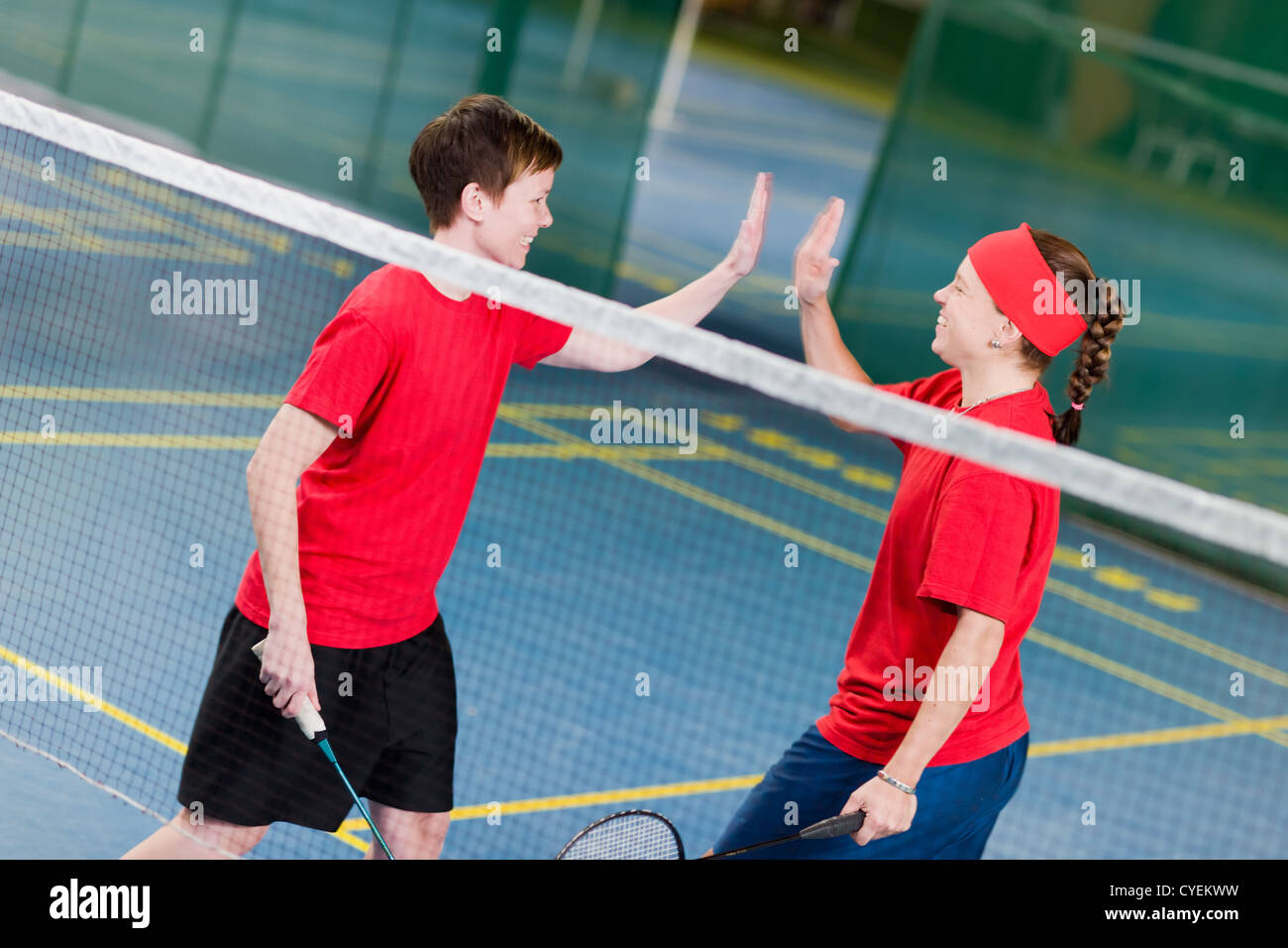 Hohe fünf Mädchen verdient den Punkt, sie haben ein gutes Gefühl. Stockfoto