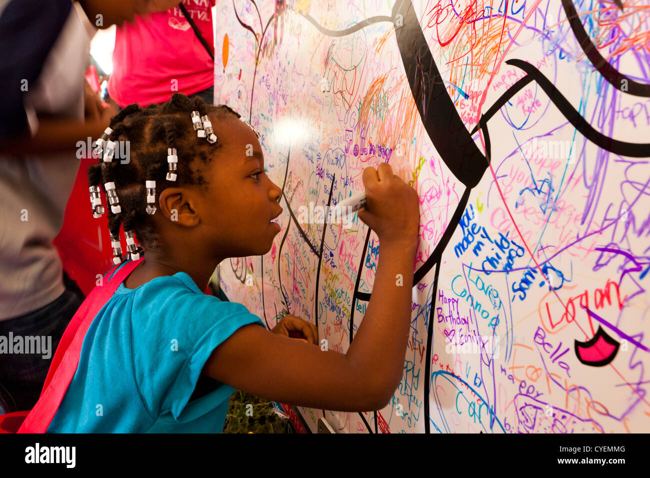 African-American Kind zeichnen auf whiteboard Stockfoto