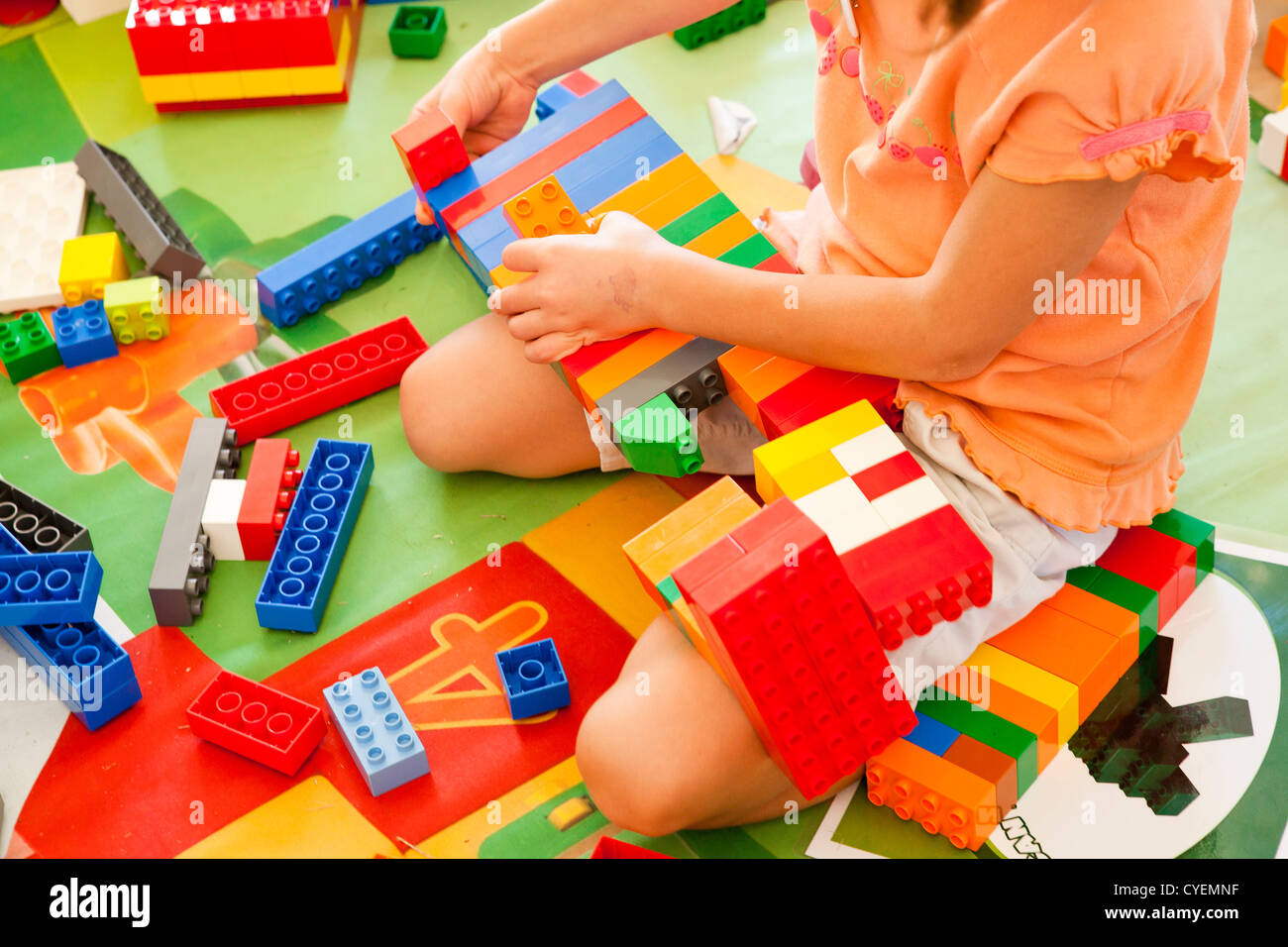 Mädchen spielen mit Legosteinen - USA Stockfoto