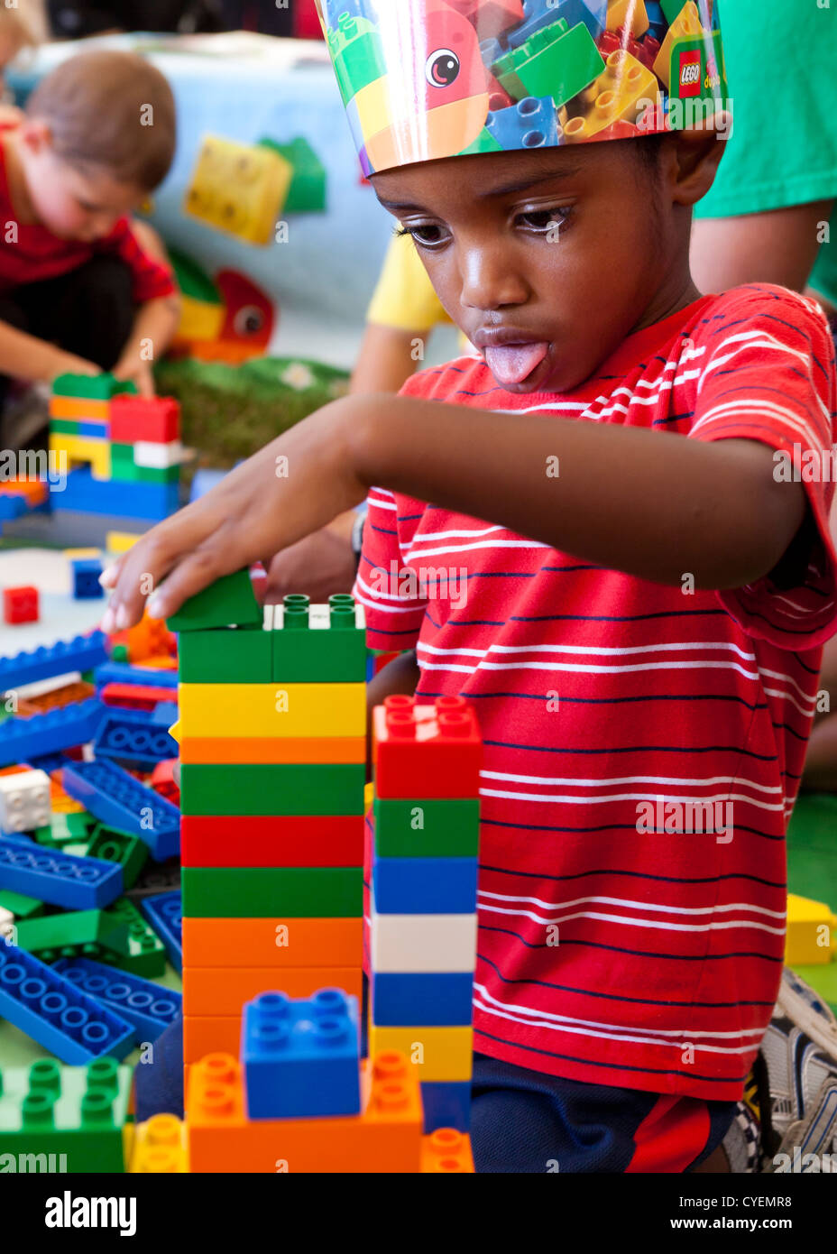 African-American Boy spielen mit Legosteinen Stockfoto