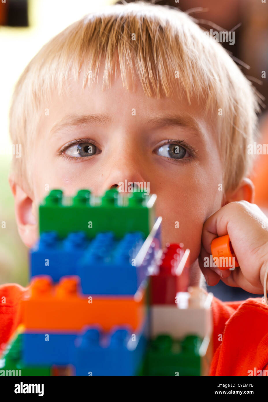 Kaukasische junge mit Lego-Steinen Stockfoto