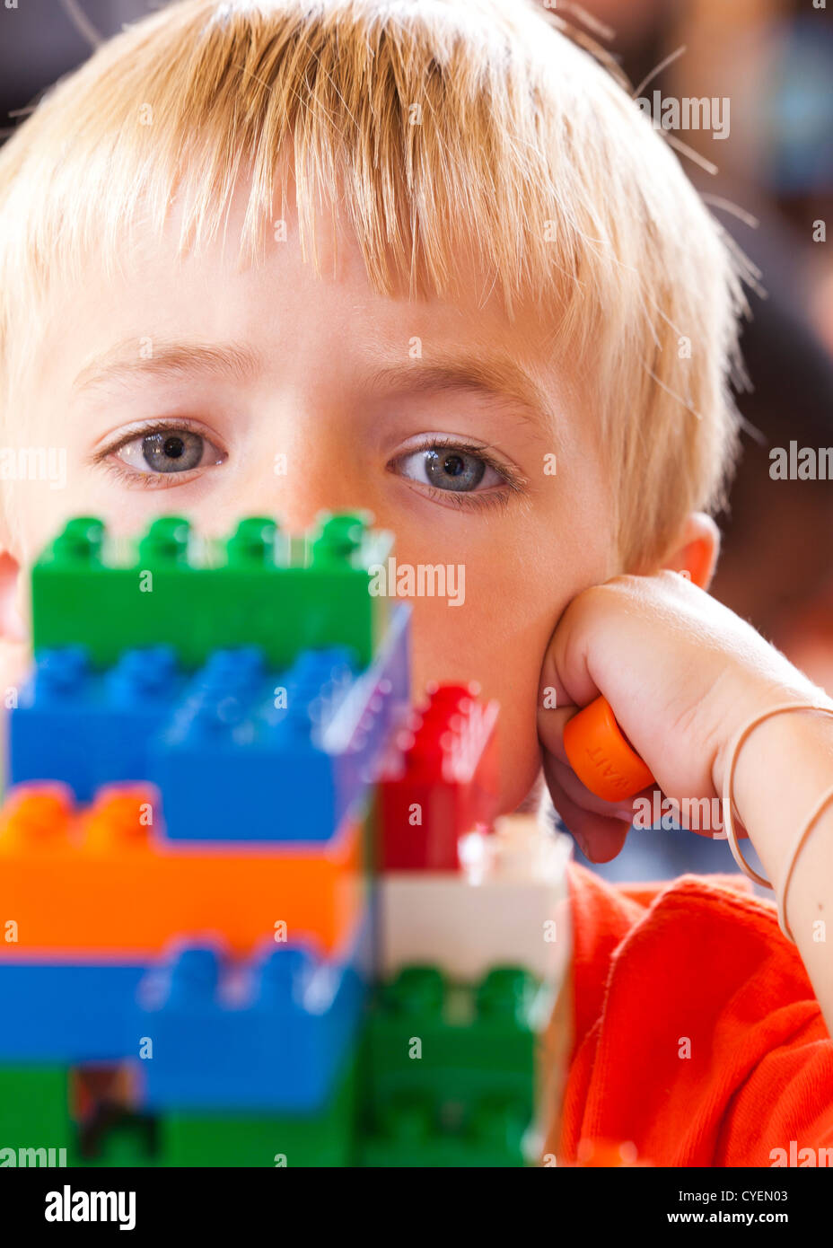 Kaukasische junge mit Lego-Steinen Stockfoto