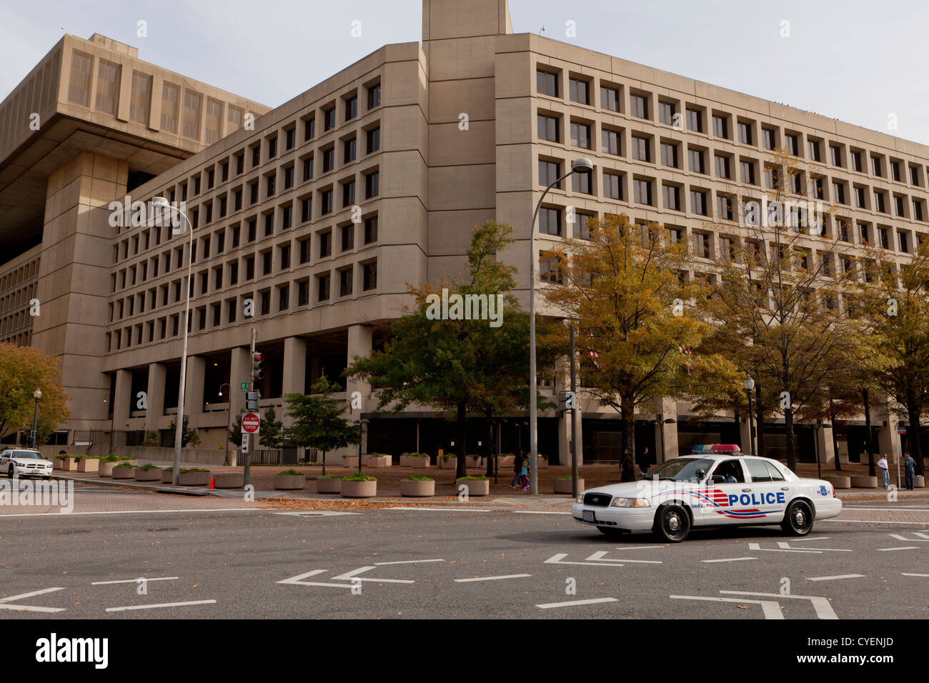 Polizeiauto vorbei an das FBI Hauptquartier Gebäude - Washington, DC USA Stockfoto