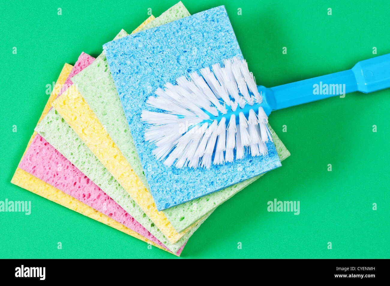 Pinsel und Multi color Schwämme für die Reinigung auf grünem Hintergrund Stockfoto
