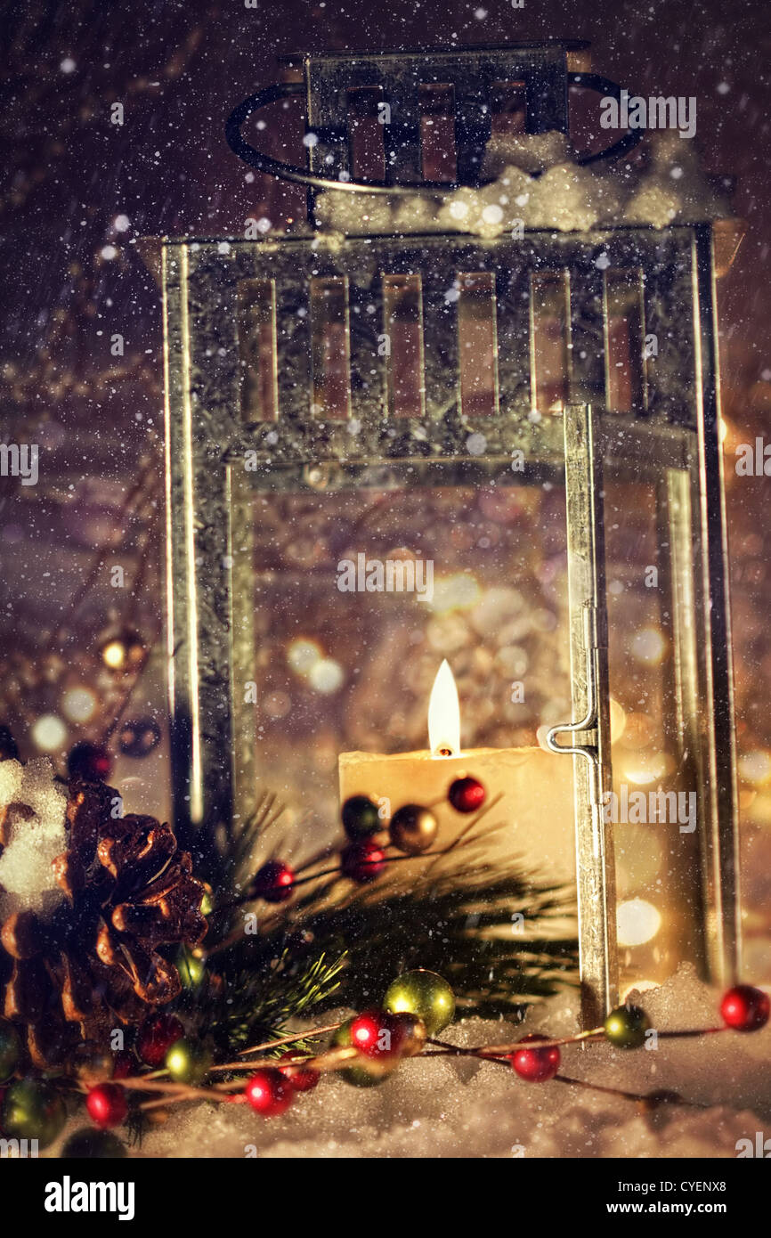 Hell erleuchteten Laterne mit Kerze im Schnee Stockfoto