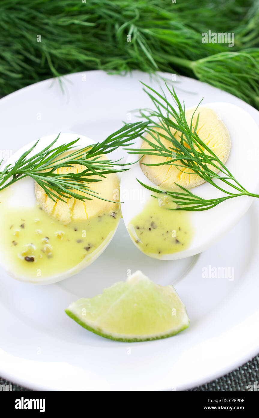 Hähnchen, gekochtes Ei halbieren auf Dill-Hintergrund Stockfoto
