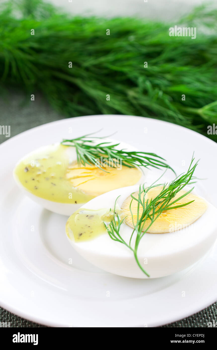 Gekochtes Ei halbieren auf Dill-Hintergrund Stockfoto