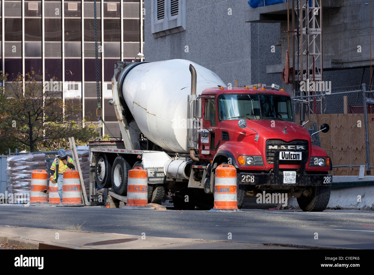 Hinten-Entlastung konkreten Transport-LKW auf die Baustelle - USA Stockfoto