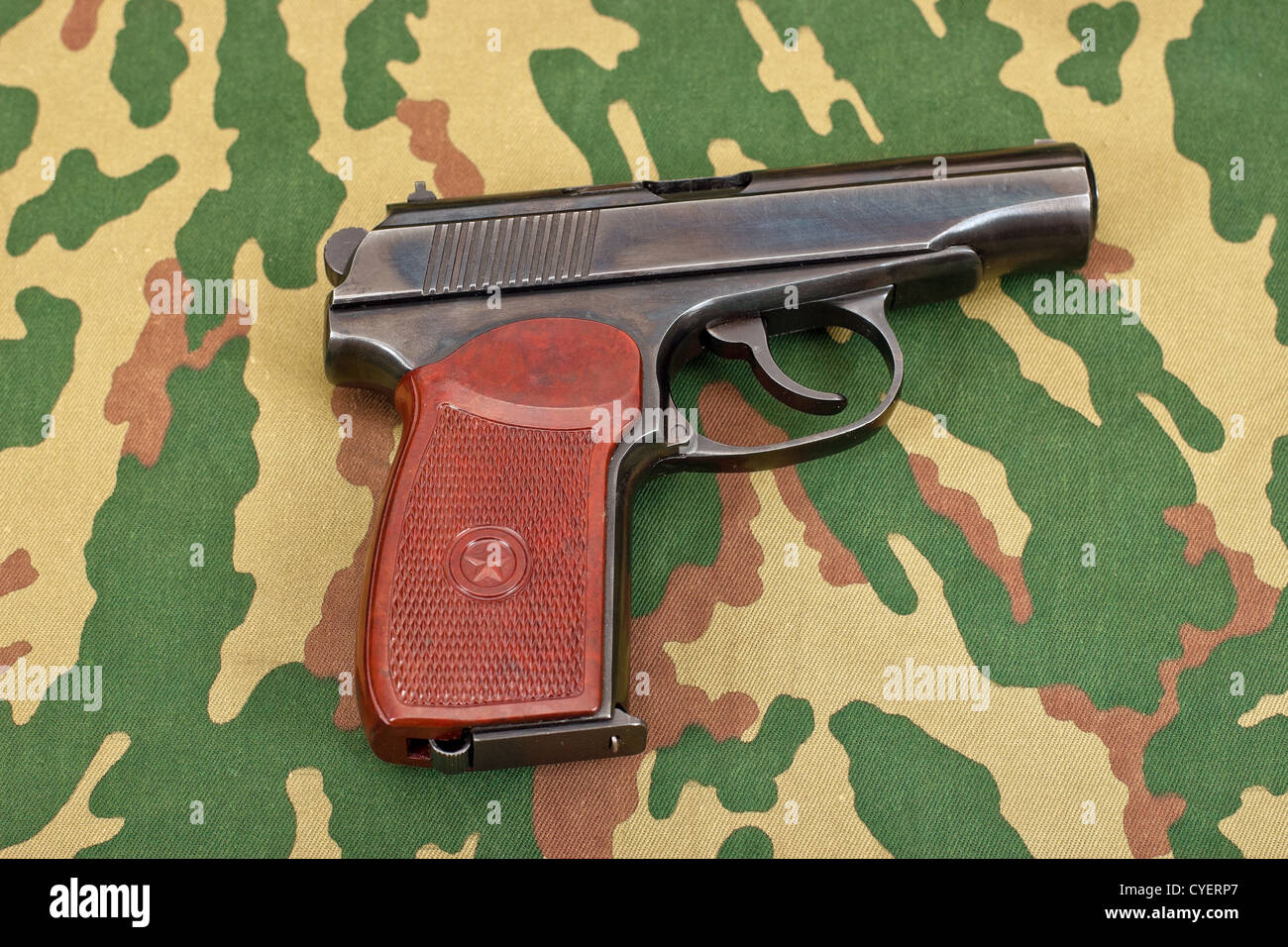 Armee-Pistole auf getarnte Hintergrund Stockfoto