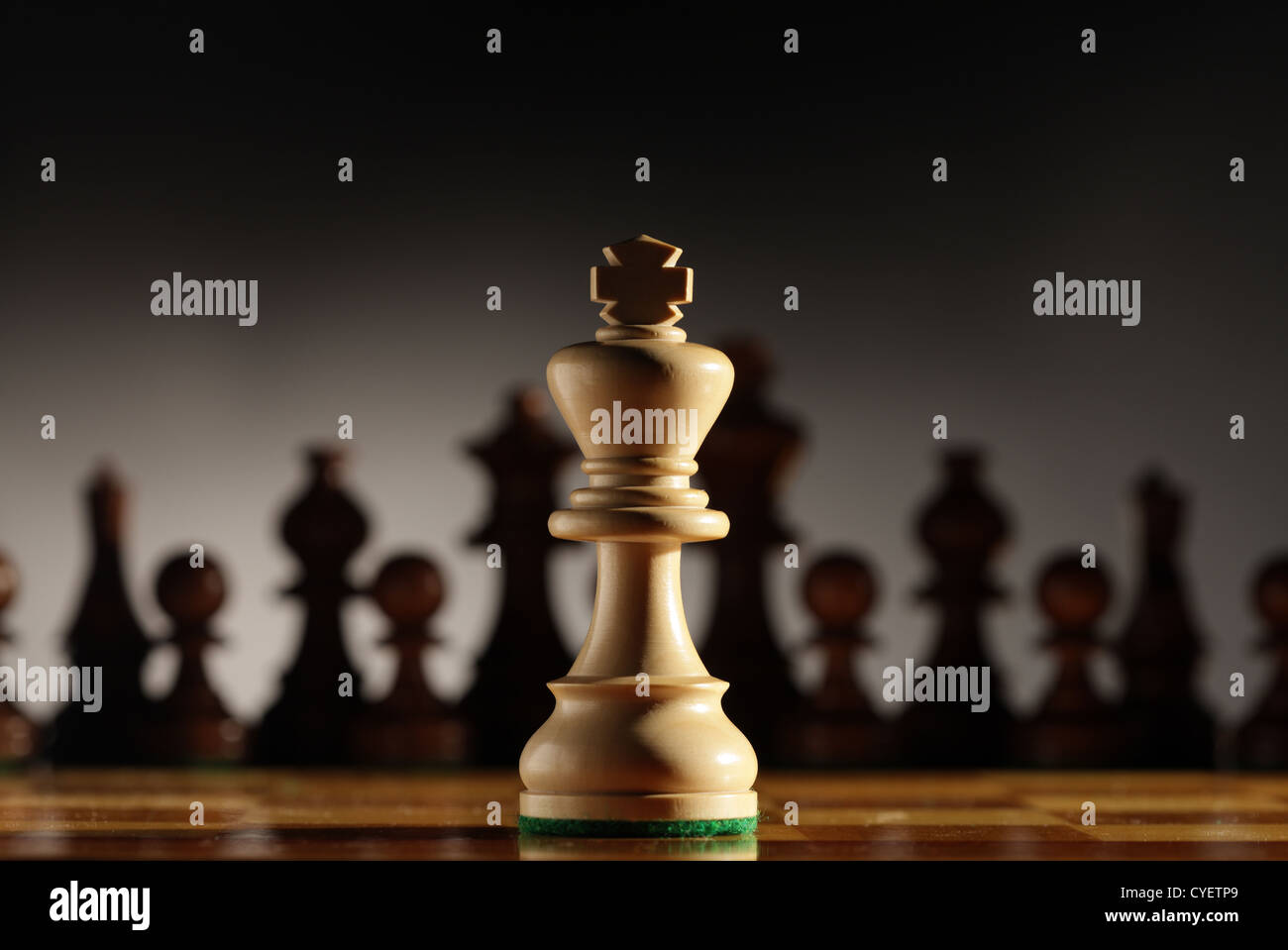 König Schachfigur mit anderen im Hintergrund. Geringe Schärfentiefe, Fokus auf Vordergrund. Stockfoto