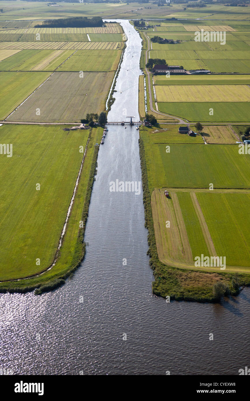 Den Niederlanden, in der Nähe von Lemmer. Kanal und Ackerland. Luft. Stockfoto