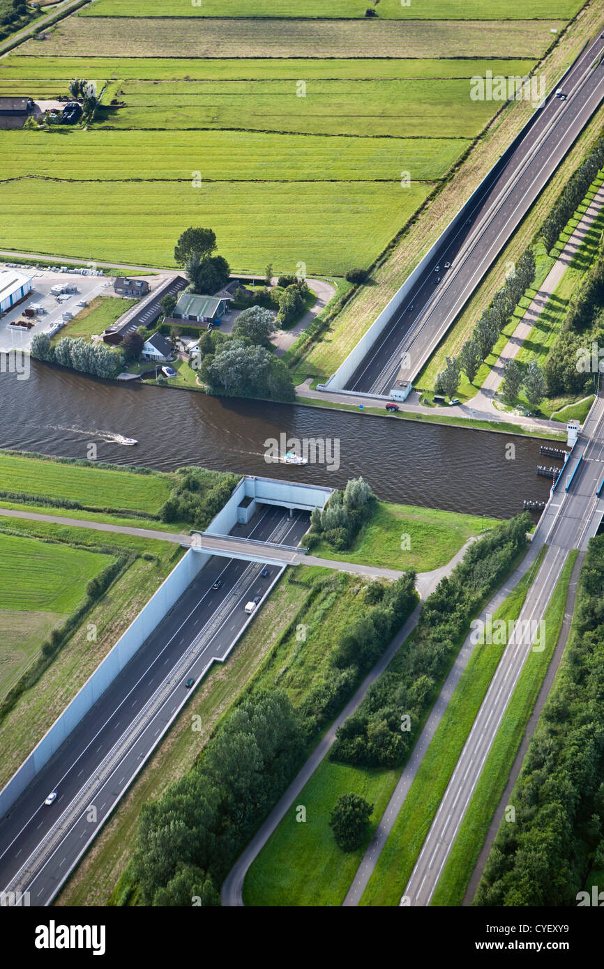 Die Niederlande, Uitwellingerga, Antenne. Aquaduct über Autobahn A7. Stockfoto