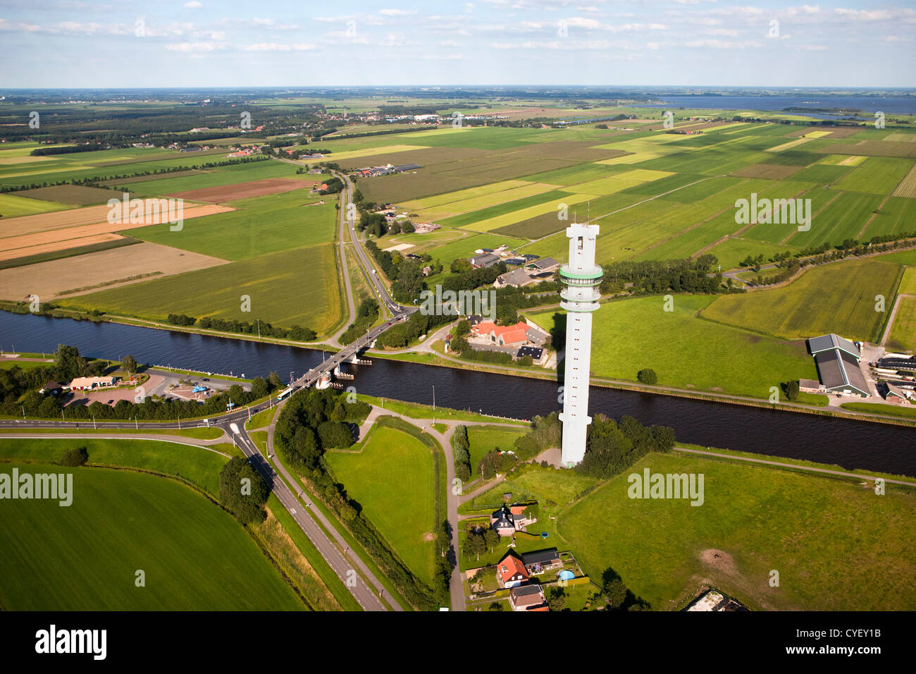 Den Niederlanden, Spannenburg. Luft. Betriebe, Ackerland und Fernsehturm. Stockfoto