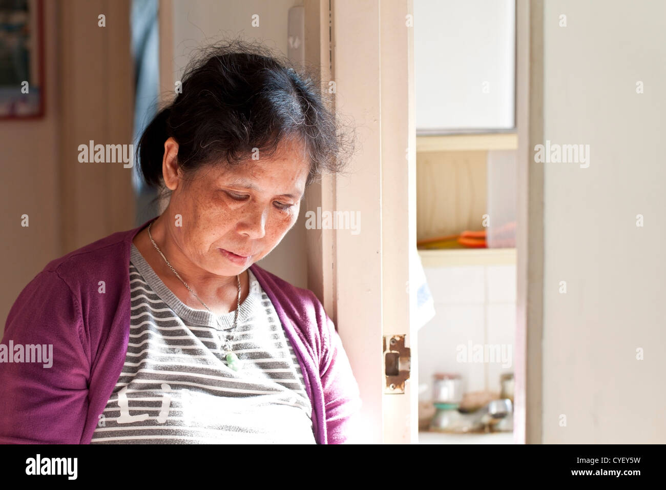 Ein 50er Jahre asiatische Frau in Ruhe nach Hause nehmen Stockfoto