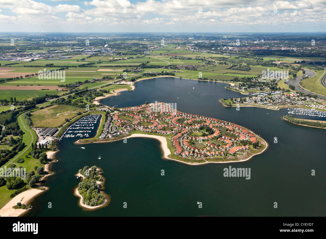 Den Niederlanden, Rheden. Luxuriöser Bungalow Park namens River Park, liegt auf einer Halbinsel in einem neu geschaffenen See. Stockfoto