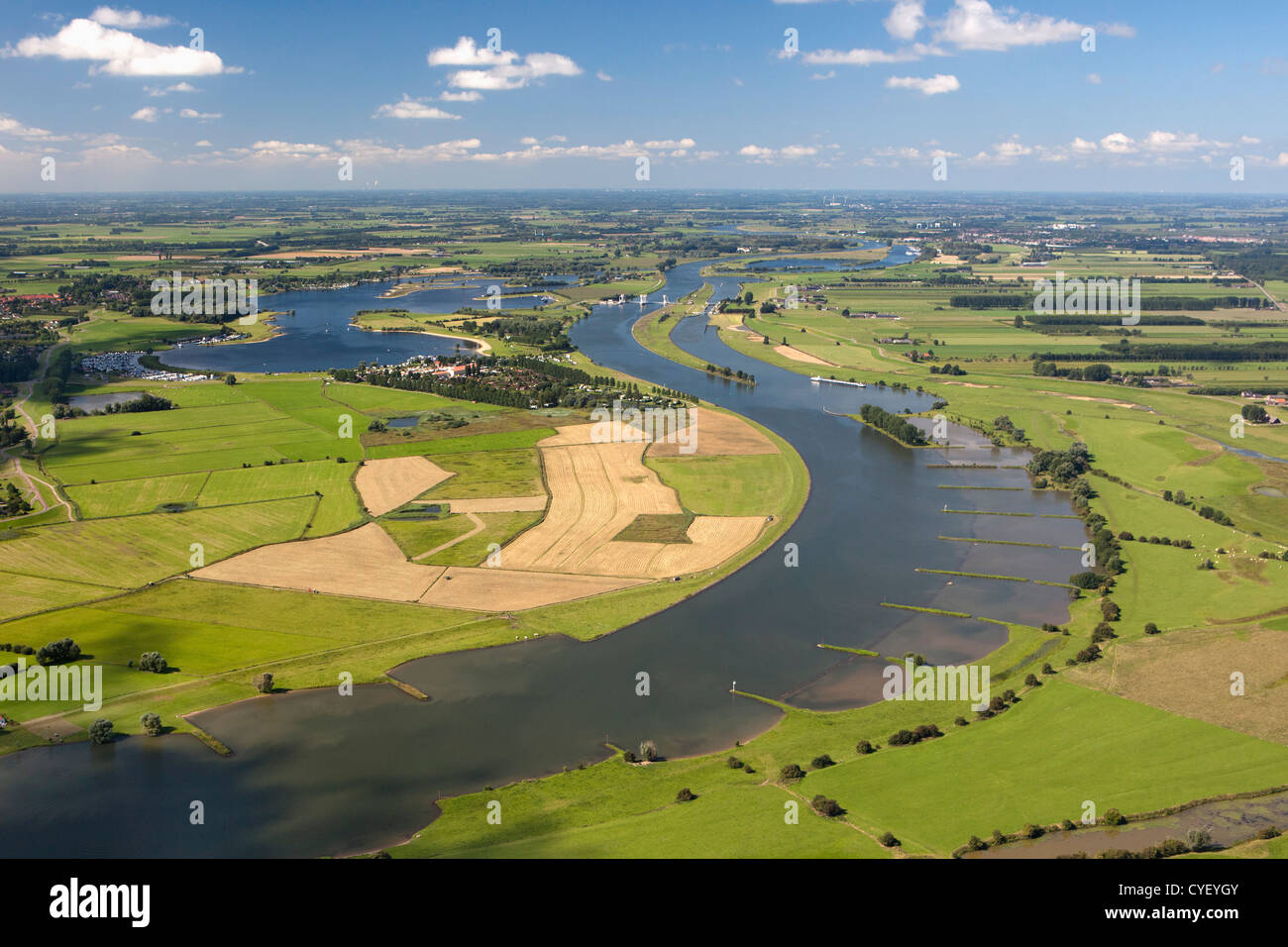 Den Niederlanden, Maurik, Rhein. Luft. Stockfoto