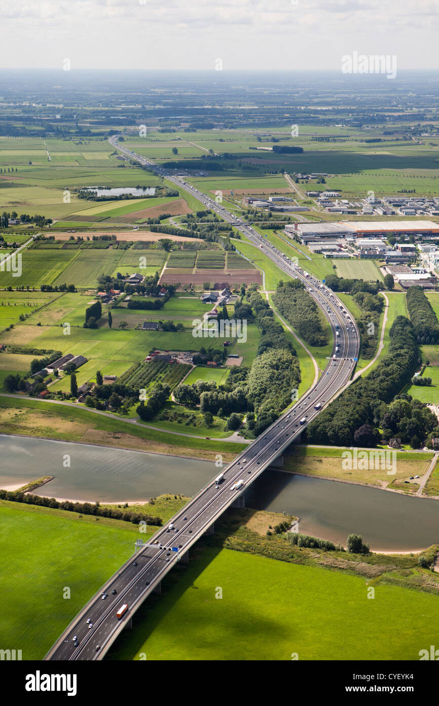 Den Niederlanden, Beuningen, Autobahn A50 Überfahrt Rhein. Luft. Stockfoto