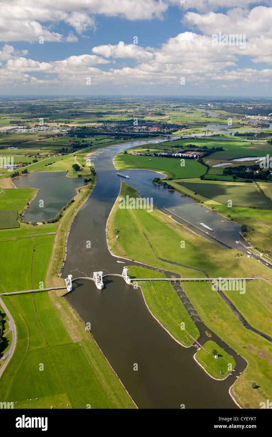 Die Niederlande, Driel, Wehr im Rhein. Luft. Stockfoto