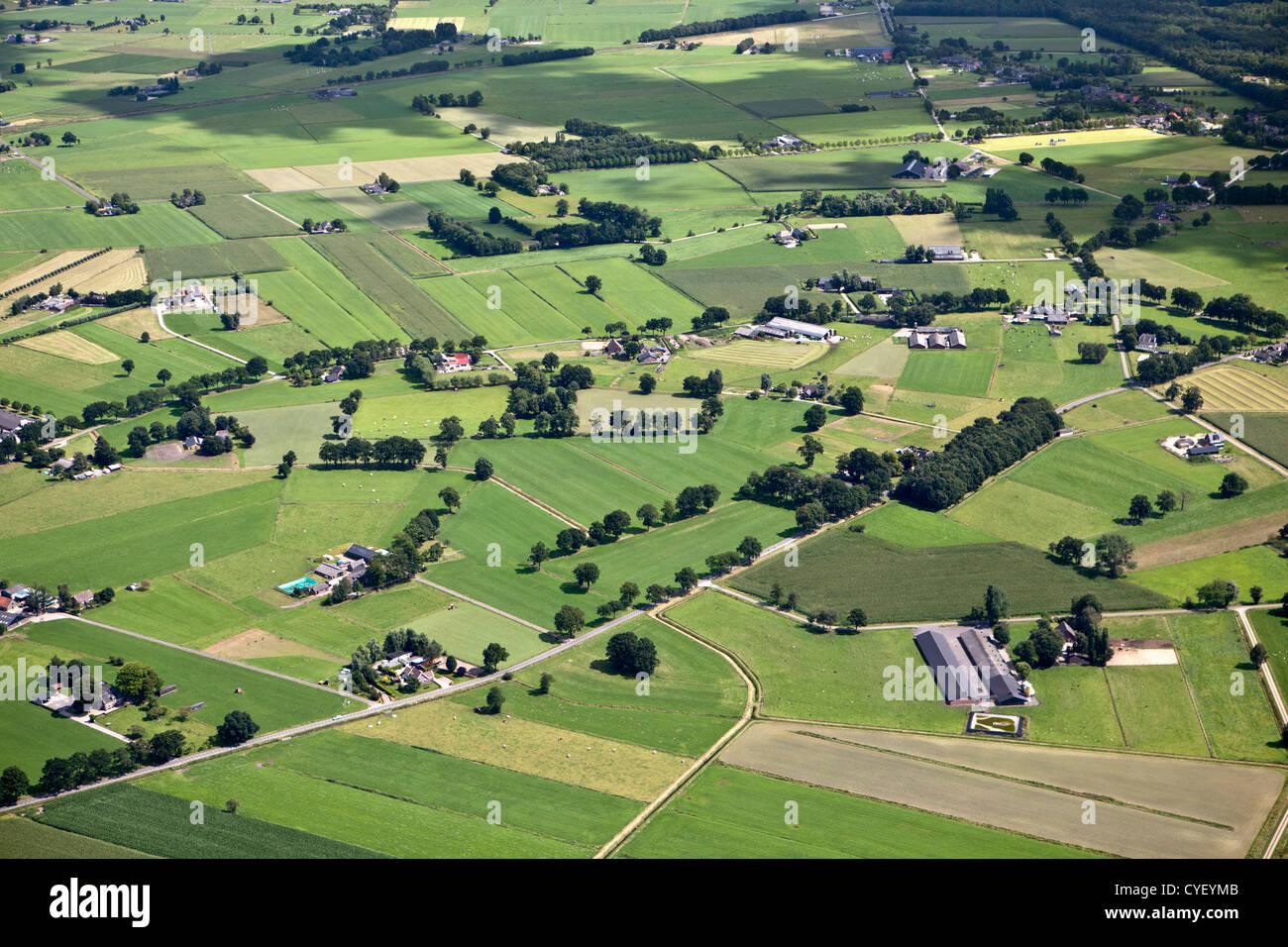 Den Niederlanden Eerbeek. Farmen und Ackerland. Luft. Stockfoto