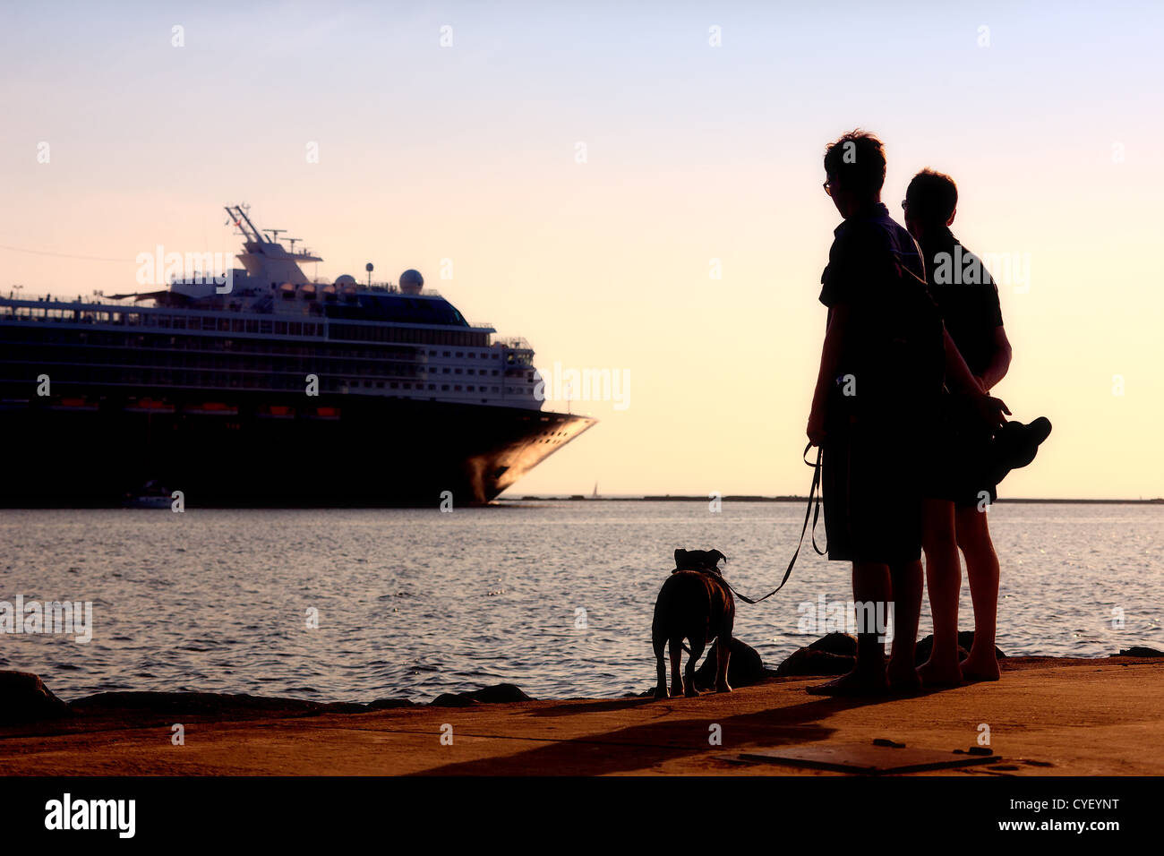 Menschen am Deich Escort Meer Kreuzfahrt Schiff Stockfoto