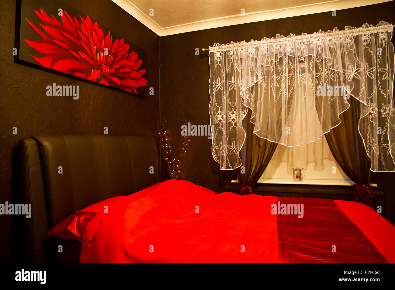 Moderne romantisch rot - braunen Schlafzimmer Stockfoto