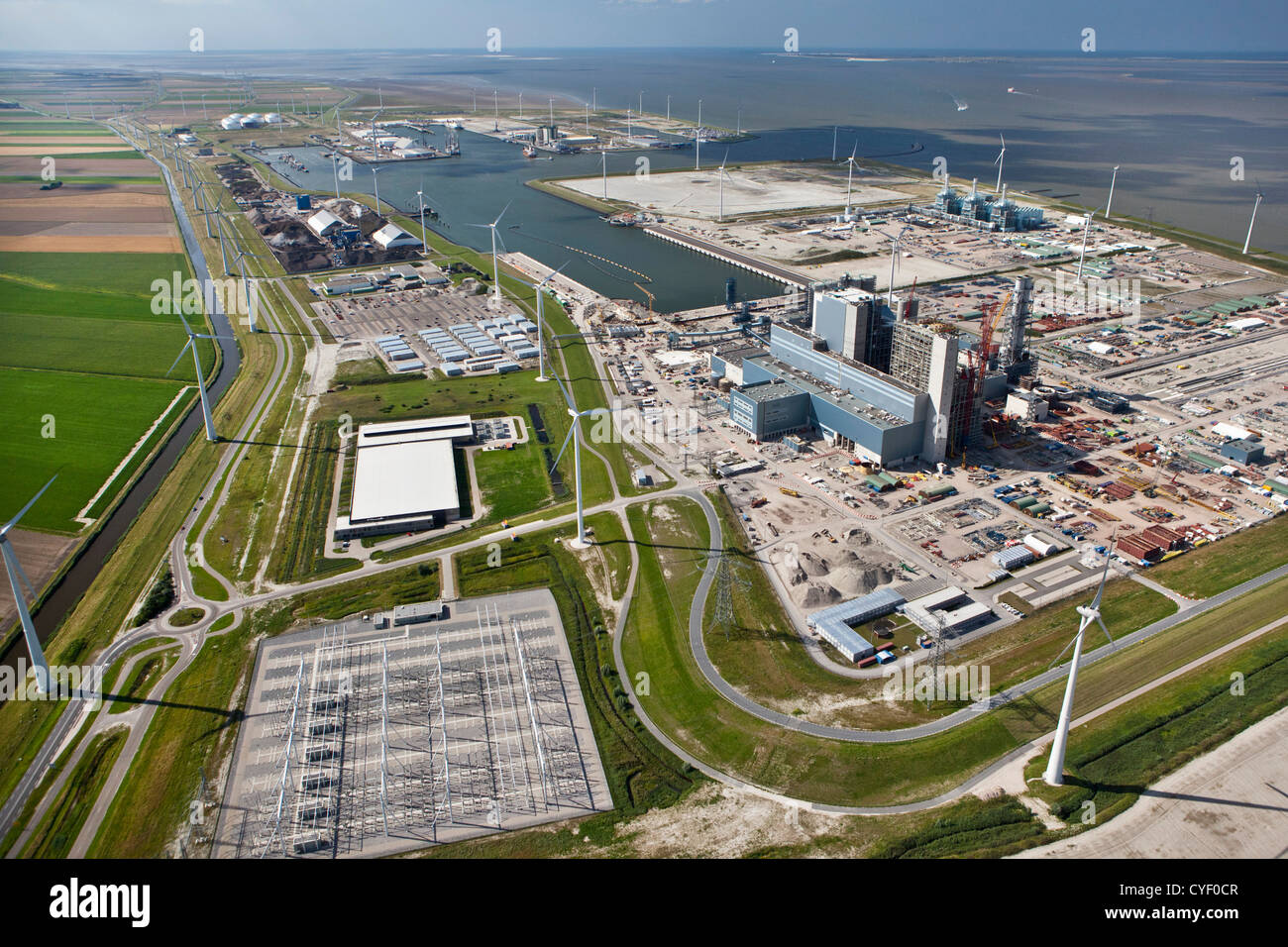 Die Niederlande, Eemsmond, Hafen, Hafen Eemshaven genannt. Bau von Kohlekraftwerk. Antenne. Stockfoto