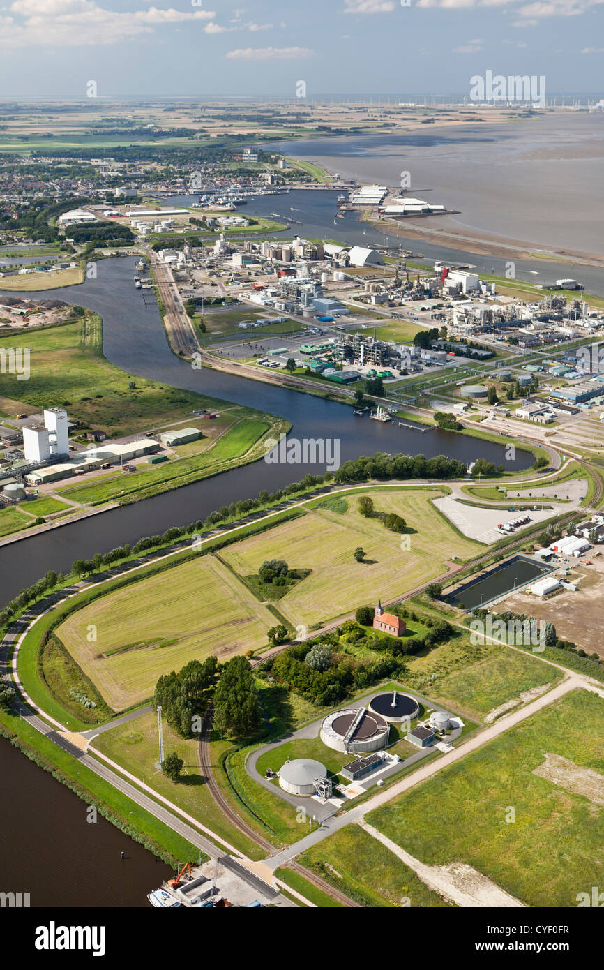 Niederlande, Delfzijl, Stadt und Hafen, Hafen. Luft. Stockfoto