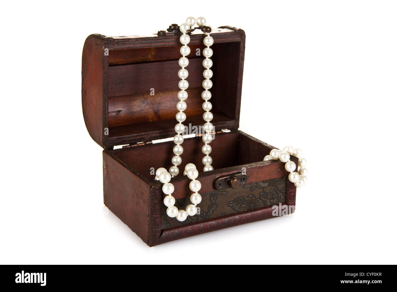 Schatzkiste mit Perlen isoliert auf weißem Hintergrund Stockfoto