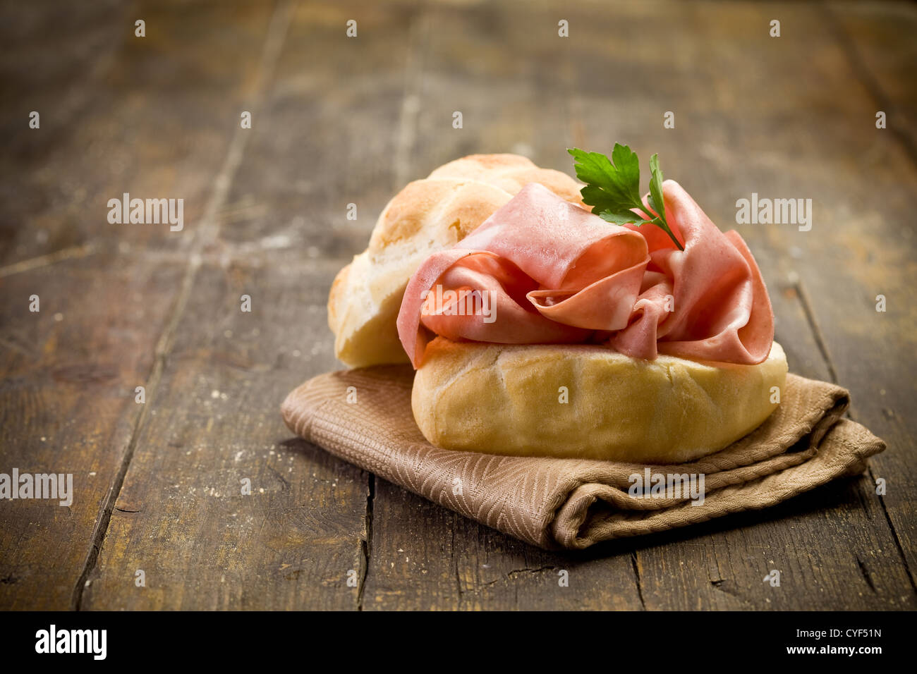 leckeren Sandwich auf Holztisch mit Mortadella Wurst Stockfoto