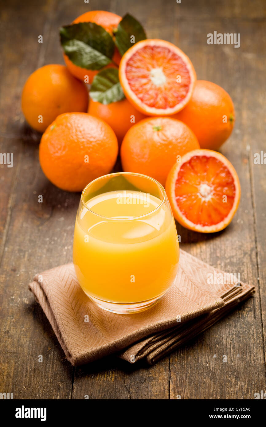 frisch gepresster Orangensaft auf alten Holztisch Stockfoto