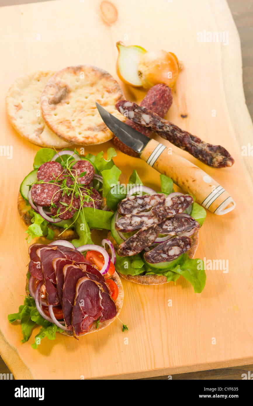 Rentier Fleisch Vorspeisen auf dem Schneidebrett, vertikalen Schuss. Stockfoto