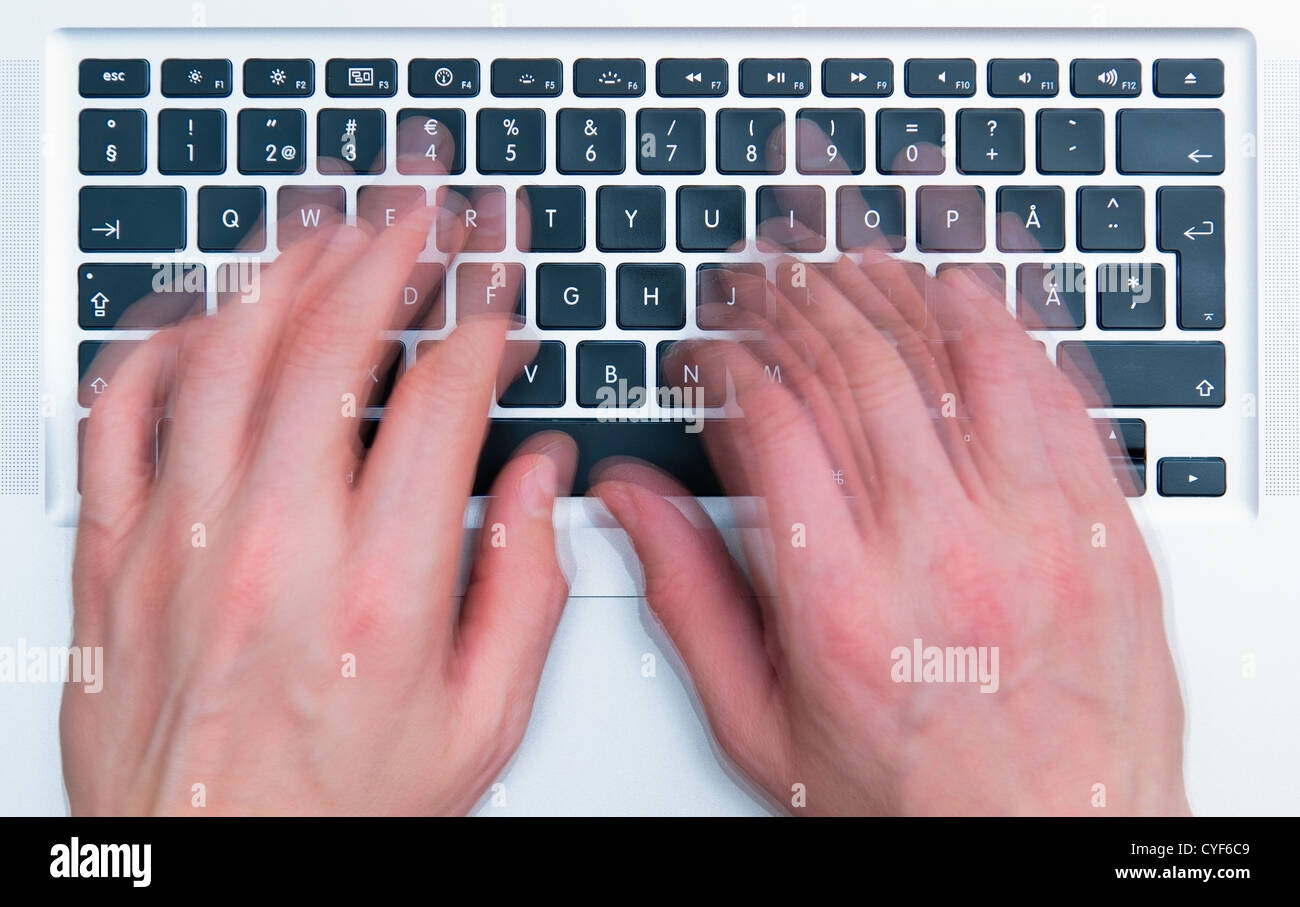 Bewegende Händen, Mann schreiben schnell mit zehn Fingern. Stockfoto