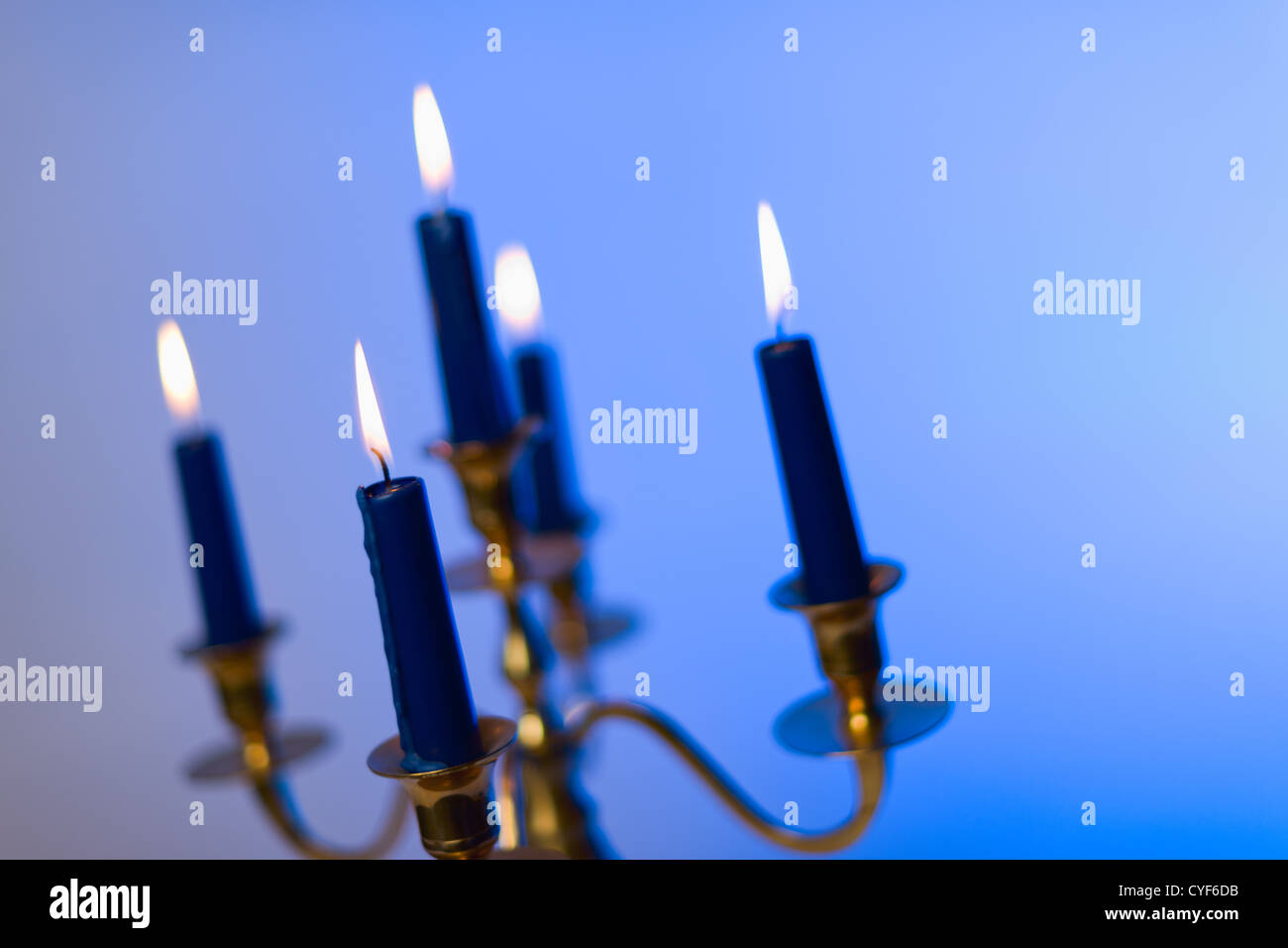Wenig Wärme an die kalte Atmosphäre, fünf Kerzen und die Messing-Leuchter. Stockfoto