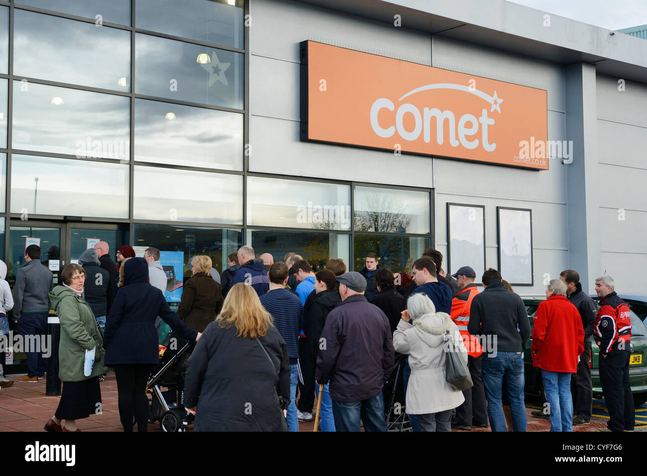 Chester, UK. 3. November 2012. Leute warten auf die 10:00 Eröffnung des Comet-Stores auf dem Greyhound Retail Park in Chester, nachdem die Einzelhandelskette in der Verwaltung am Vortag gestellt wurde. Stockfoto