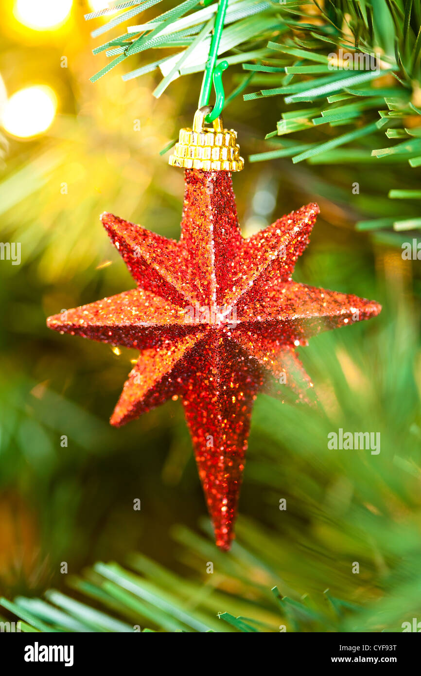 Weihnachtsschmuck in den Weihnachtsbaum hängen Stockfoto