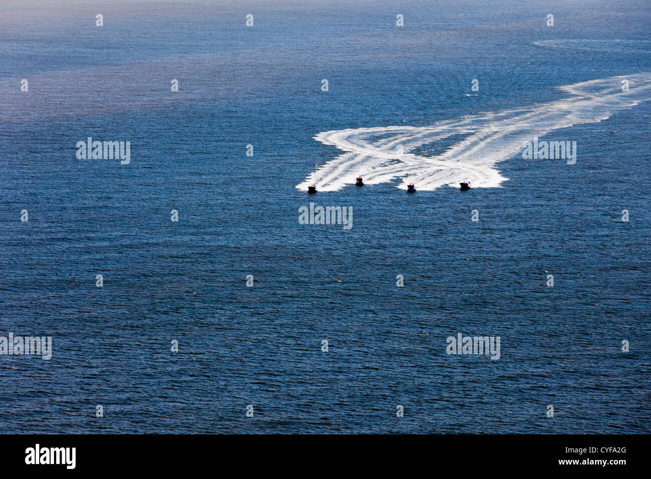 Die Niederlande, Zandvoort, Antenne, Boote racing am Meer. Stockfoto
